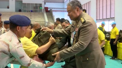องคมนตรี เชิญสิ่งของพระราชทานไปมอบแก่ผู้ประสบอุทกภัย ที่จังหวัดแม่ฮ่องสอน