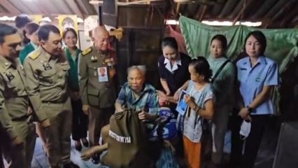 องคมนตรี เชิญถุงพระราชทานไปมอบแก่ผู้ประสบอุทกภัย จังหวัดเพชรบูรณ์