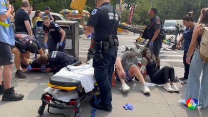 เจ็บระนาว เสาจราจรล้มทับคนในสหรัฐฯ