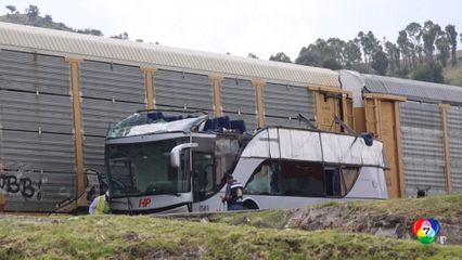รถไฟขนส่งสินค้าชนรถโดยสาร 2 ชั้น ในเม็กซิโก