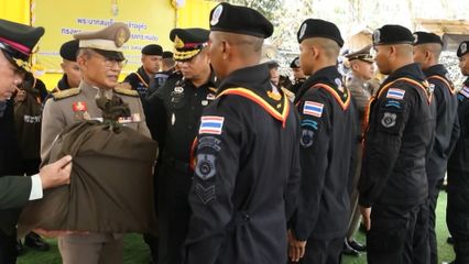 องคมนตรี เชิญถุงพระราชทานและเครื่องอุปโภคบริโภคไปมอบแก่เจ้าหน้าที่ซึ่งได้รับผลกระทบจากสถานการณ์ความไม่สงบในพื้นที่จังหวัดชายแดนภาคใต้