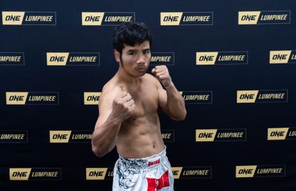 ONE ลุมพินี : ยอดเหล็กเพชร อ.อัจฉริยะ โชว์กล้ามแน่น ก่อนรีแมตช์ย้ำชัย “ป้อมเพชร” ศึก ONE ลุมพินี 126