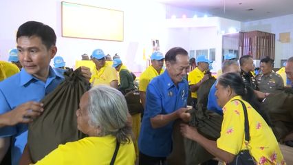 องคมนตรี พร้อมด้วยมูลนิธิราชประชานุเคราะห์ ในพระบรมราชูปถัมภ์ เชิญสิ่งของพระราชทานและถุงพระราชทานสำหรับเด็ก มอบแก่ราษฎรที่ประสบอุทกภัย ที่จังหวัดพระนครศรีอยุธยา