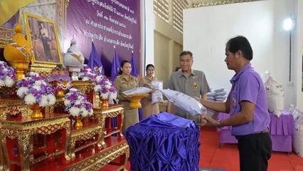 มูลนิธิชัยพัฒนา มอบเมล็ดพันธุ์ข้าวพระราชทานแก่ผู้ประสบอุทกภัย และภัยแล้ง ที่จังหวัดบุรีรัมย์