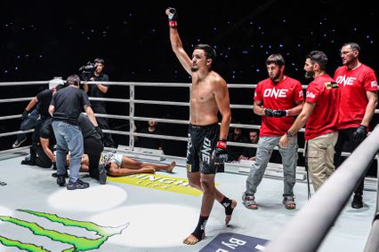 ONE ลุมพินี : สุริยันต์เล็ก พ.เย็นยิ่ง เรียก 2 นับ ชนะแต้มเดือด เดโช ป.บริรักษ์ ศึก ONE ลุมพินี 124