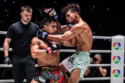 ONE ลุมพินี : สุริยันต์เล็ก พ.เย็นยิ่ง เรียก 2 นับ ชนะแต้มเดือด เดโช ป.บริรักษ์ ศึก ONE ลุมพินี 124