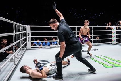 ONE ลุมพินี : สุริยันต์เล็ก พ.เย็นยิ่ง เรียก 2 นับ ชนะแต้มเดือด เดโช ป.บริรักษ์ ศึก ONE ลุมพินี 124