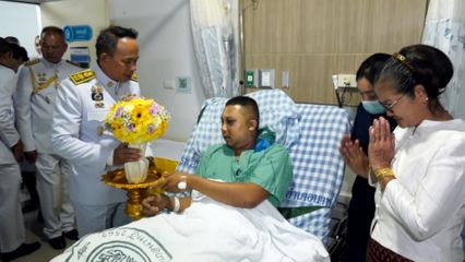 พระบาทสมเด็จพระเจ้าอยู่หัว และสมเด็จพระนางเจ้า ฯ พระบรมราชินี พระราชทานดอกไม้และตะกร้าสิ่งของแก่กำลังพลซึ่งได้รับบาดเจ็บจากการปฏิบัติหน้าที่