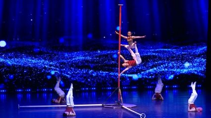 พระบาทสมเด็จพระเจ้าอยู่หัว และสมเด็จพระนางเจ้า ฯ พระบรมราชินี ทอดพระเนตรการแสดงกายกรรม โดยคณะกายกรรมแห่งสาธารณรัฐประชาชนจีน "ไชน่า เนชั่นเนล อะโครบาติก ทรูพ" ในงานมหกรรมศิลปะการแสดงและดนตรีนานาชาติกรุงเทพฯ ครั้งที่ 27