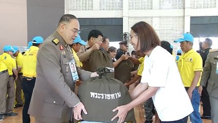 องคมนตรี เชิญถุงพระราชทาน และเครื่องอุปโภคบริโภค กับเชิญถุงพระราชทานสำหรับเด็ก ไปมอบแก่ราษฎรผู้ประสบอุทกภัยในพื้นที่จังหวัดพิษณุโลก