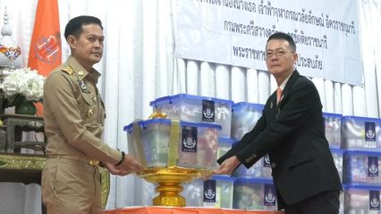 รองประธานสถาบันวิจัยจุฬาภรณ์ เชิญสิ่งของพระราชทาน มอบแก่ผู้ประสบอุทกภัย ที่จังหวัดเชียงใหม่