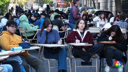 นักศึกษาอาร์เจนตินาประท้วง ตั้งวงเรียนกลางถนน