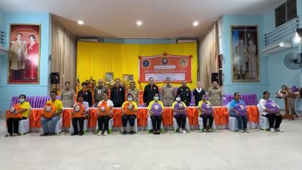 มูลนิธิอาสาเพื่อนพึ่ง (ภาฯ) ยามยาก สภากาชาดไทย เชิญถุงยังชีพพระราชทานมอบแก่ผู้ประสบอุทกภัย ที่จังหวัดอุตรดิตถ์