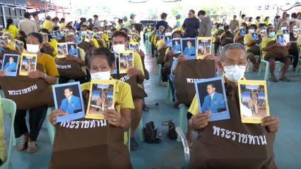 องคมนตรี เชิญถุงพระราชทานและเครื่องอุปโภคบริโภค กับถุงพระราชทานสำหรับเด็กไปมอบแก่ผู้ประสบอุทกภัย ที่จังหวัดพิจิตร