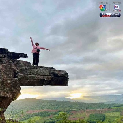 นักท่องเที่ยวแห่ชมความสวยงาม ทะเลหมอกสองแผ่นดิน "ภูอีเลิศ"  