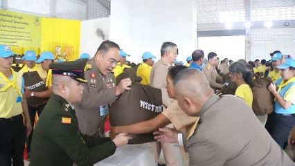 องคมนตรี เชิญสิ่งของพระราชทานและเครื่องอุปโภคบริโภคไปมอบแก่ผู้ประสบอุทกภัย ที่จังหวัดนครสวรรค์