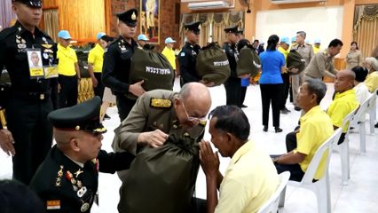 องคมนตรี เชิญถุงพระราชทานและเครื่องอุปโภคบริโภค กับเชิญถุงพระราชทานสำหรับเด็ก ไปมอบแก่ผู้ประสบอุทกภัย ที่จังหวัดเพชรบูรณ์