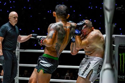 ONE Championship : โจนาธาน ดิ เบลลา สางแค้น “พระจันทร์ฉาย” รวบบัลลังก์คิกบ็อกซิ่ง รุ่นสตรอว์เวต
