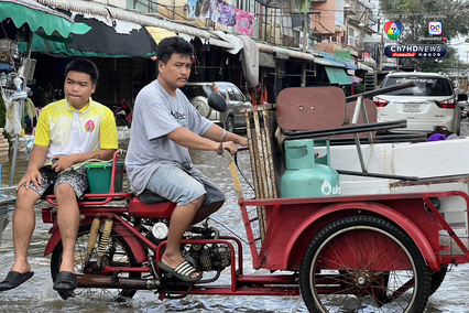 พื้นที่เศรษฐกิจ  อ.ตะพานหิน เผชิญน้ำท่วมในรอบ 14 ปี พ่อค้าแม่ค้าเร่งเสริมกระสอบทราย