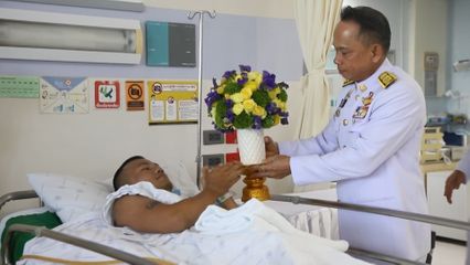 พระบาทสมเด็จพระเจ้าอยู่หัว พระราชทานดอกไม้และตะกร้าสิ่งของแก่ สิบโท บุริศวร์ ระดาชัย ที่ได้รับบาดเจ็บจากเหตุกลุ่มคนร้ายใช้อาวุธปืนยิงและบุกปล้นชิงทองคำร้านทองที่จังหวัดนราธิวาส