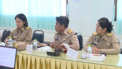 องคมนตรี เชิญถุงพระราชทานและเครื่องอุปโภคบริโภค ไปมอบแก่ผู้ประสบอุทกภัย ที่จังหวัดอุตรดิตถ์