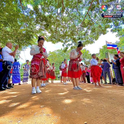 รำอีสานหน้าบ้านหนองจาน ให้กำลังใจทหาร