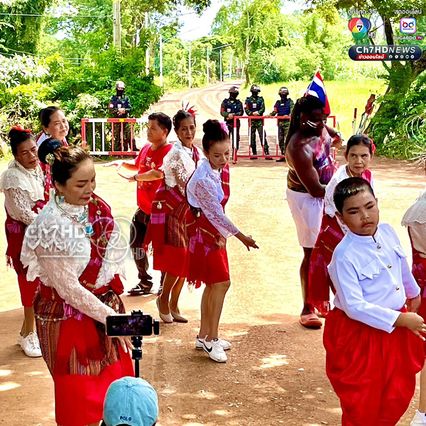 รำอีสานหน้าบ้านหนองจาน ให้กำลังใจทหาร