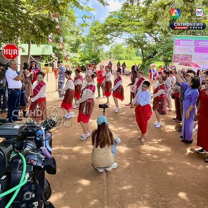 รำอีสานหน้าบ้านหนองจาน ให้กำลังใจทหาร