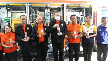 มูลนิธิอาสาเพื่อนพึ่ง (ภาฯ) ยามยาก สภากาชาดไทย เชิญถุงยังชีพพระราชทานไปมอบแก่ผู้ประสบอุทกภัย ที่จังหวัดสิงห์บุรี