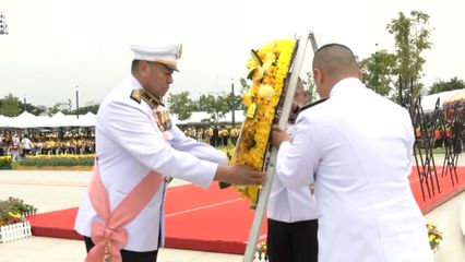 คณะบุคคล และประชาชน วางพวงมาลา พวงมาลัย และดอกไม้ถวายสักการะพระบรมราชานุสาวรีย์ พระบาทสมเด็จพระบรมชนกาธิเบศร มหาภูมิพลอดุลยเดชมหาราช บรมนาถบพิตร เนื่องในวันนวมินทรมหาราช