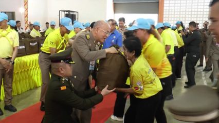 พระบาทสมเด็จพระเจ้าอยู่หัว และสมเด็จพระนางเจ้า ฯ พระบรมราชินี พระราชทานสิ่งของและเครื่องอุปโภคบริโภคแก่ผู้ประสบอุทกภัยจังหวัดพิจิตร และจังหวัดสุโขทัย