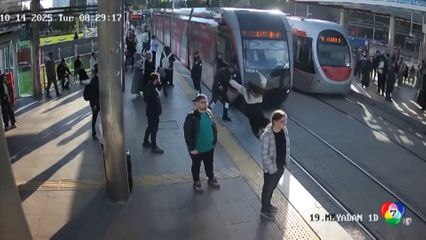 หญิงสาวเกือบถูกรถรางชนตาย เพราะหูฟัง