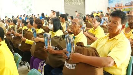 องคมนตรี ร่วมกับมูลนิธิราชประชานุเคราะห์ เชิญสิ่งของพระราชทาน และสิ่งของพระราชทานสำหรับเด็ก มอบแก่ผู้ประสบอุทกภัย ที่จังหวัดชัยนาท และสิงห์บุรี
