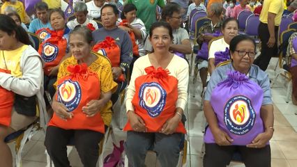 มูลนิธิอาสาเพื่อนพึ่ง (ภาฯ) ยามยาก สภากาชาดไทย เชิญถุงยังชีพพระราชทานมอบแก่ผู้ประสบอุทกภัย ที่จังหวัดพระนครศรีอยุธยา