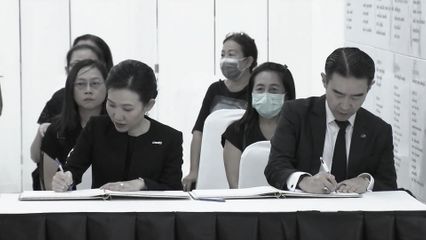 พสกนิกรทุกหมู่เหล่าพร้อมใจกันเดินทางไปที่โรงพยาบาลจุฬาลงกรณ์ สภากาชาดไทยอย่างต่อเนื่อง เพื่อร่วมลงนามแสดงความอาลัย แด่สมเด็จพระนางเจ้าสิริกิติ์ พระบรมราชินีนาถ พระบรมราชชนนีพันปีหลวง