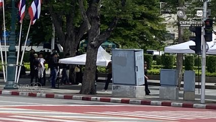 กางเต็นท์ให้ ปชช. รอรับเสด็จขบวนเคลื่อนพระบรมศพ