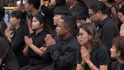 พระบาทสมเด็จพระเจ้าอยู่หัว และสมเด็จพระนางเจ้า ฯ พระบรมราชินี เชิญพระบรมศพสมเด็จพระนางเจ้าสิริกิติ์ พระบรมราชินีนาถ พระบรมราชชนนีพันปีหลวง จากโรงพยาบาลจุฬาลงกรณ์ สภากาชาดไทย ไปยังพระบรมมหาราชวัง