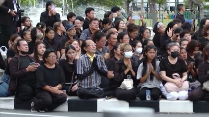 พระบาทสมเด็จพระเจ้าอยู่หัว สมเด็จพระนางเจ้า ฯ พระบรมราชินี และพระบรมวงศานุวงศ์ เชิญพระบรมศพ สมเด็จพระนางเจ้าสิริกิติ์ พระบรมราชินีนาถ พระบรมราชชนนีพันปีหลวง จากโรงพยาบาลจุฬาลงกรณ์ สภากาชาดไทย ไปยังพระที่นั่งดุสิตมหาปราสาท พระบรมมหาราชวัง