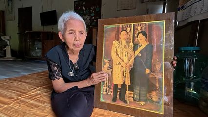 ประชาชนกราบพระฉายาลักษณ์ สมเด็จพระบรมราชชนนีพันปีหลวง