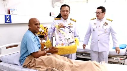 รองผู้ว่าราชการจังหวัดนราธิวาส เชิญดอกไม้และตะกร้าสิ่งของพระราชทาน ไปมอบแก่ผู้ได้รับบาดเจ็บจากเหตุการณ์ความไม่สงบ