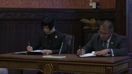 คณะทูตานุทูต กงสุลกิตติมศักดิ์ และผู้แทนองค์การระหว่างประเทศ ตลอดจนคณะบุคคล และประชาชน ถวายสักการะ และลงนามแสดงความอาลัย เบื้องหน้าพระฉายาลักษณ์ สมเด็จพระนางเจ้าสิริกิติ์ พระบรมราชินีนาถ พระบรมราชชนนีพันปีหลวง