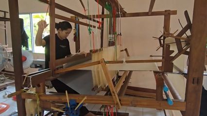 ทอผ้า บ้านเขาเต่า อาชีพพระราชทาน