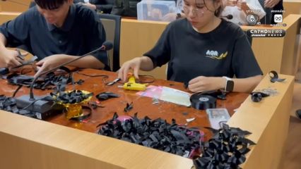 มหาวิทยาลัยพะเยา จัดกิจกรรมทำโบว์สีดำ นำแจกจ่ายให้กับนิสิตและประชาชนทั่วไป เพื่อแสดงความอาลัยแด่ "สมเด็จพระพันปีหลวง"