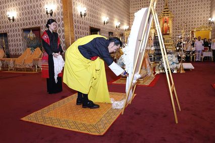 สมเด็จพระราชาธิบดี และสมเด็จพระราชินีแห่งภูฏาน เสด็จพระราชดำเนินไปทรงวางพวงมาลาถวายราชสักการะพระโกศ พระบรมศพ สมเด็จพระนางเจ้าสิริกิติ์ พระบรมราชินีนาถ พระบรมราชชนนีพันปีหลวง