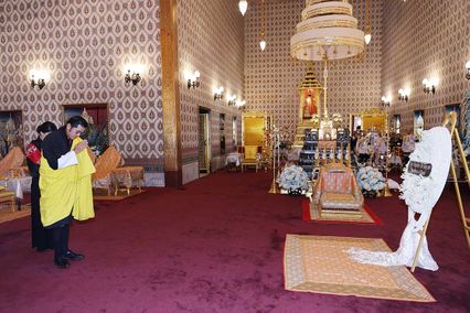 สมเด็จพระราชาธิบดี และสมเด็จพระราชินีแห่งภูฏาน เสด็จพระราชดำเนินไปทรงวางพวงมาลาถวายราชสักการะพระโกศ พระบรมศพ สมเด็จพระนางเจ้าสิริกิติ์ พระบรมราชินีนาถ พระบรมราชชนนีพันปีหลวง