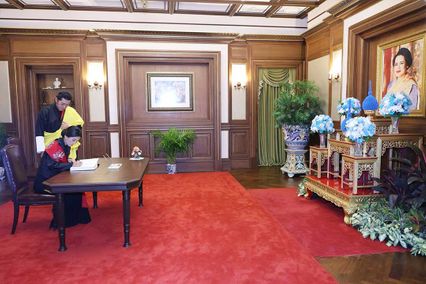 สมเด็จพระราชาธิบดี และสมเด็จพระราชินีแห่งภูฏาน เสด็จพระราชดำเนินไปทรงวางพวงมาลาถวายราชสักการะพระโกศ พระบรมศพ สมเด็จพระนางเจ้าสิริกิติ์ พระบรมราชินีนาถ พระบรมราชชนนีพันปีหลวง