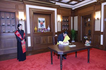 สมเด็จพระราชาธิบดี และสมเด็จพระราชินีแห่งภูฏาน เสด็จพระราชดำเนินไปทรงวางพวงมาลาถวายราชสักการะพระโกศ พระบรมศพ สมเด็จพระนางเจ้าสิริกิติ์ พระบรมราชินีนาถ พระบรมราชชนนีพันปีหลวง