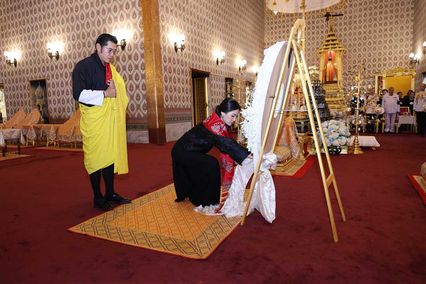 สมเด็จพระราชาธิบดี และสมเด็จพระราชินีแห่งภูฏาน เสด็จพระราชดำเนินไปทรงวางพวงมาลาถวายราชสักการะพระโกศ พระบรมศพ สมเด็จพระนางเจ้าสิริกิติ์ พระบรมราชินีนาถ พระบรมราชชนนีพันปีหลวง