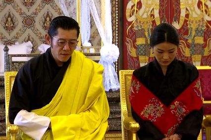 สมเด็จพระราชาธิบดี และสมเด็จพระราชินีแห่งภูฏาน เสด็จพระราชดำเนินไปทรงวางพวงมาลาถวายราชสักการะพระโกศ พระบรมศพ สมเด็จพระนางเจ้าสิริกิติ์ พระบรมราชินีนาถ พระบรมราชชนนีพันปีหลวง