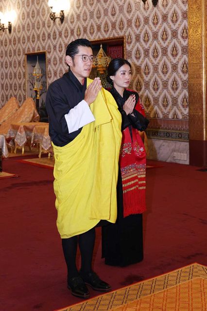 สมเด็จพระราชาธิบดี และสมเด็จพระราชินีแห่งภูฏาน เสด็จพระราชดำเนินไปทรงวางพวงมาลาถวายราชสักการะพระโกศ พระบรมศพ สมเด็จพระนางเจ้าสิริกิติ์ พระบรมราชินีนาถ พระบรมราชชนนีพันปีหลวง